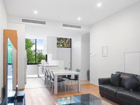 Modern Split Level 2Bed With Pool - Surfers Gold Coast 0