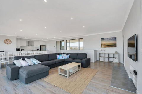 Nauticus - 82 Surfers Parade Middleton - BYO Linen - Surfers Gold Coast 2