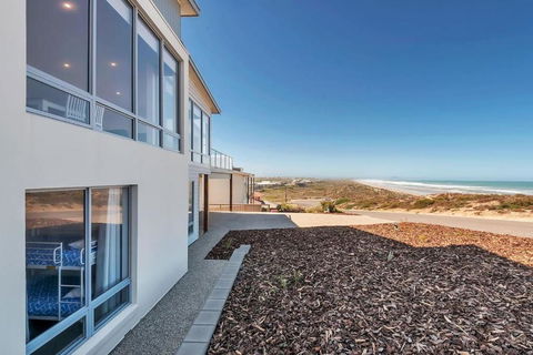 Nauticus - 82 Surfers Parade Middleton - BYO Linen - Surfers Gold Coast 3
