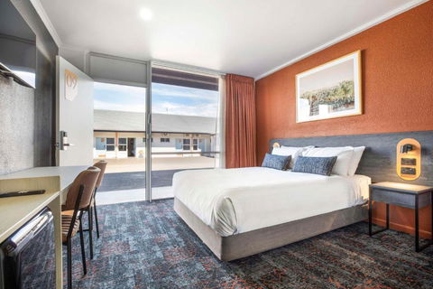 Nightcap At Horse & Jockey Hotel Warwick - Surfers Gold Coast 0