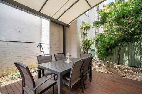 Newtown Nest - Chic Terrace Living Off King Street - Surfers Gold Coast 2