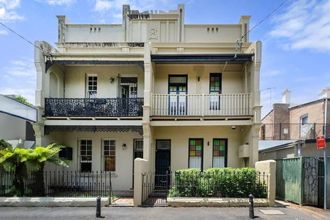 Newtown Nest - Chic Terrace Living Off King Street - Surfers Gold Coast 3