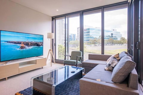 Next To Station Family & Friend Free Parking - Surfers Gold Coast 0