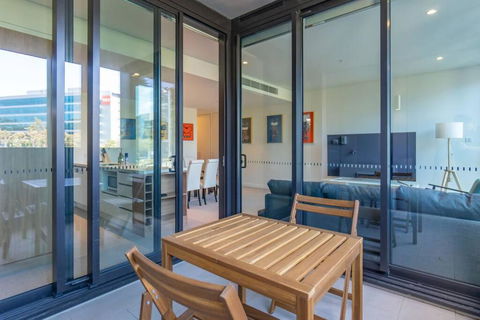Next To Station Family & Friend Free Parking - Surfers Gold Coast 1
