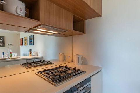 Next To Station Family & Friend Free Parking - Surfers Gold Coast 3
