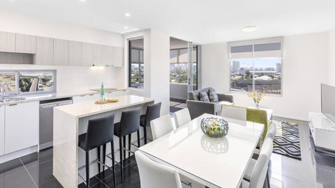 Oaks Brisbane Woolloongabba Suites - Surfers Gold Coast 2