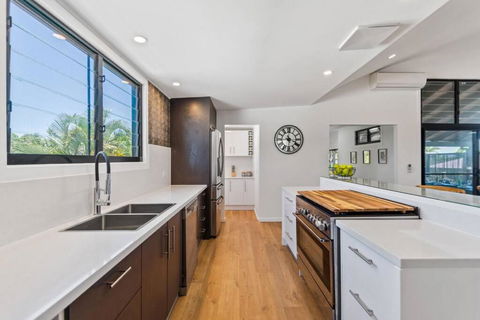PACIFIC Stunning Coastal Home The Perfect Family Getaway - Surfers Gold Coast 2