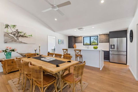PACIFIC Stunning Coastal Home The Perfect Family Getaway - Surfers Gold Coast 3