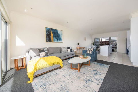 Page Seven By Property Mums - Surfers Gold Coast 2