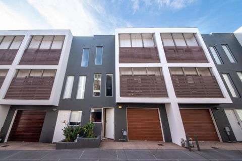 Page Seven By Property Mums - Surfers Gold Coast 3