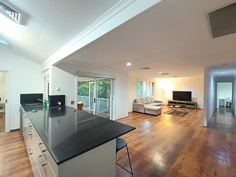 Peaceful Room In Modern Baulkham Hills Home - BH3 - Surfers Gold Coast 1