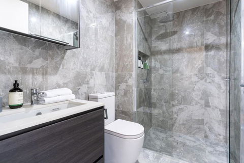 Perfectly Located 1BR BA Apartment - Surfers Gold Coast 3