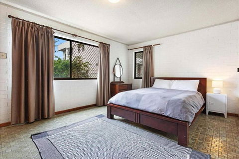 PET FRIENDLY & Super Central Retro Beach Pad! - Surfers Gold Coast 0