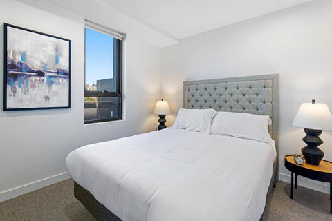 Polished 2-Bed Apartment With Gorgeous City Views - Surfers Gold Coast 1