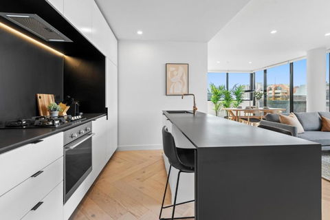 Polished 2-Bed Apartment With Gorgeous City Views - Surfers Gold Coast 2