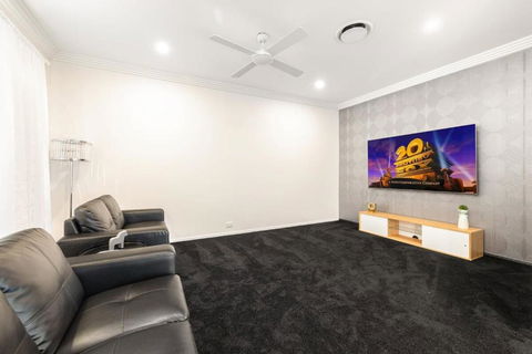 Pool Sauna Cinema Office Room 4BR Spacious House - Surfers Gold Coast 1