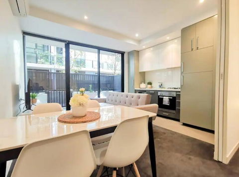 PR126-1 BR Comfy Stay Next To Station With FREE Parking - Surfers Gold Coast 2