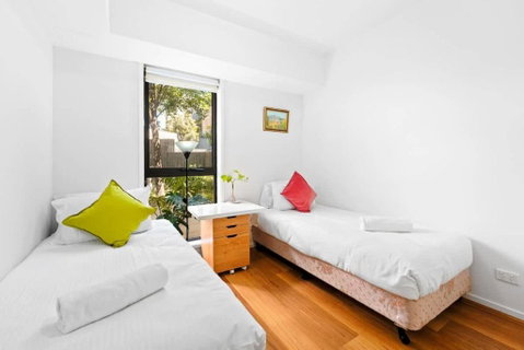 Prime Kensington 2BR Apt With A Massive Backyard - Surfers Gold Coast 1
