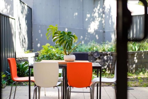 Prime Kensington 2BR Apt With A Massive Backyard - Surfers Gold Coast 3