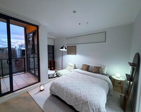 Private Room With Balcony - Surfers Gold Coast 0