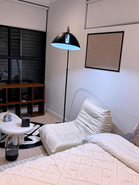 Private Room With Balcony - Surfers Gold Coast 3
