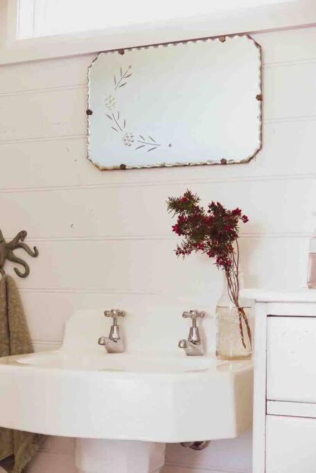 Quaint And Intimate 1-bed Seaside Cottage - Surfers Gold Coast 3