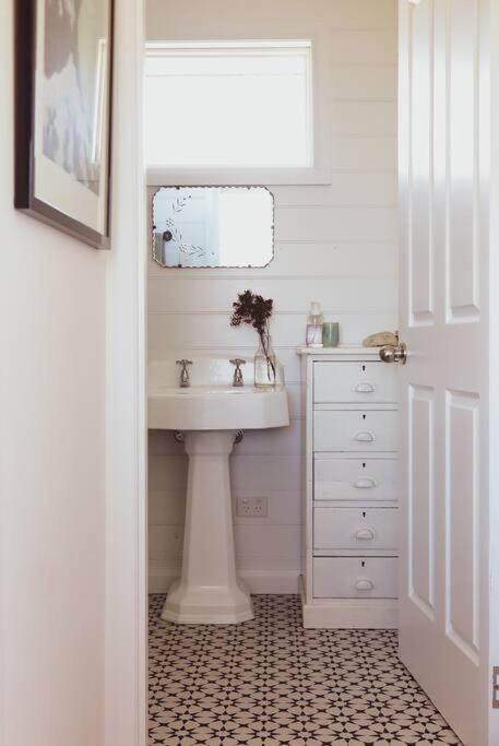Quaint And Intimate 1-bed Seaside Cottage - Surfers Gold Coast 2