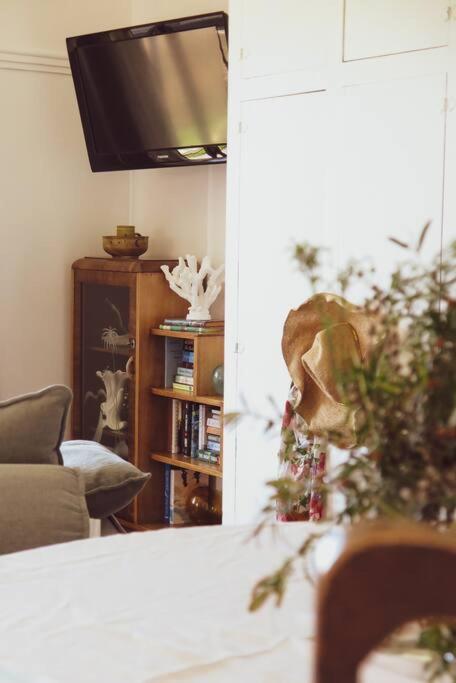 Quaint And Intimate 1-bed Seaside Cottage - Surfers Gold Coast 1