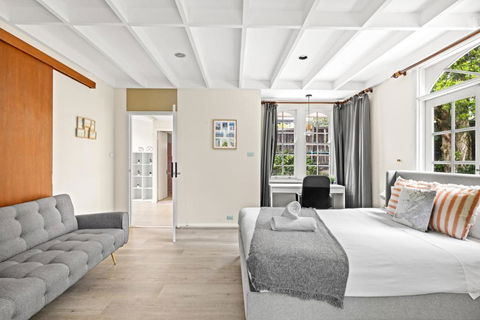 Quaint Queen Room - Convenient Location In Lindfield - Shared Bathroom - Surfers Gold Coast 1