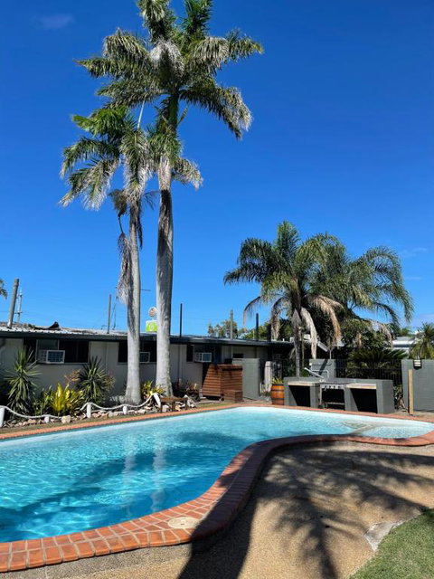 Queens Beach Hotel - Surfers Gold Coast 2