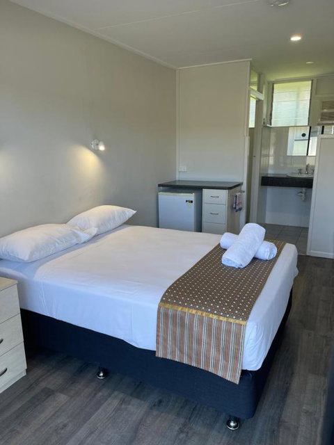 Queens Beach Hotel - Surfers Gold Coast 0