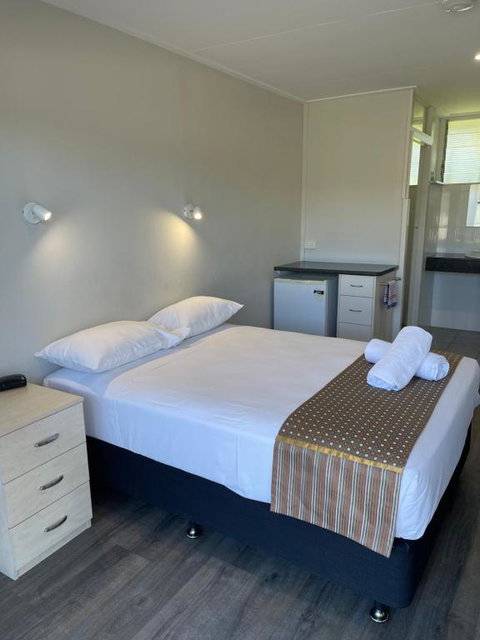 Queens Beach Hotel - Surfers Gold Coast 3