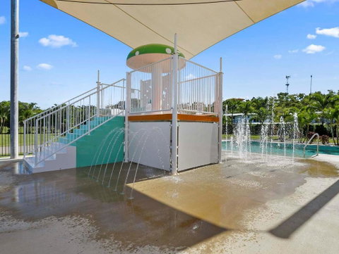 Queens Beach Tourist Village - Surfers Gold Coast 2