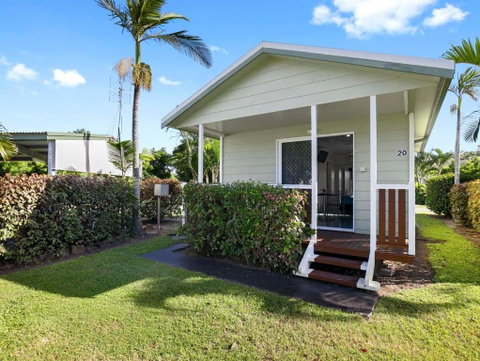 Queens Beach Tourist Village - Surfers Gold Coast 1