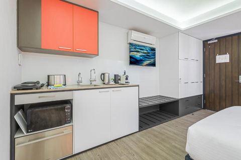 Quirky Studio With Sleek Decor In St Kilda - Surfers Gold Coast 1