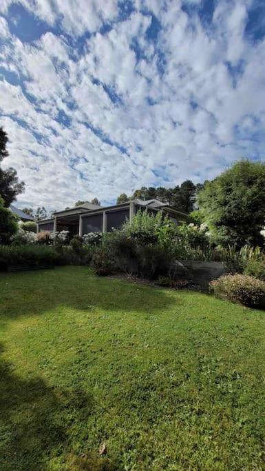 Quiet Family Retreat Getaway - Wildlife Park, Sovereign Hill, Kryall Castle And City At Your Door - Modern House, 8 Guests, 4 Bedrooms, 5 Beds - Surfers Gold Coast 0