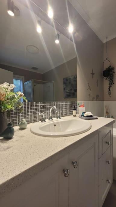 Quiet Family Retreat Getaway - Wildlife Park, Sovereign Hill, Kryall Castle And City At Your Door - Modern House, 8 Guests, 4 Bedrooms, 5 Beds - Surfers Gold Coast 2