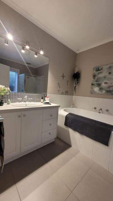 Quiet Family Retreat Getaway - Wildlife Park, Sovereign Hill, Kryall Castle And City At Your Door - Modern House, 8 Guests, 4 Bedrooms, 5 Beds - Surfers Gold Coast 3