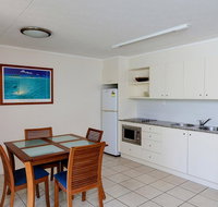 Baden 50 - Rainbow Shores Swimming pool walk to beach tropical surroundings - Surfers Gold Coast