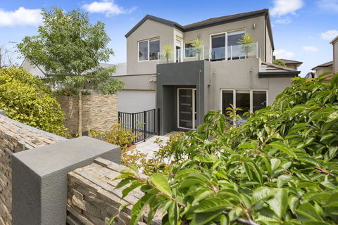 BANGALOW - MORNINGTON - Surfers Gold Coast 0