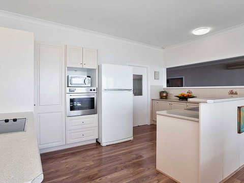 Beached Inn' 93 Foreshore Drive - Spacious Beach Front House - Surfers Gold Coast 2