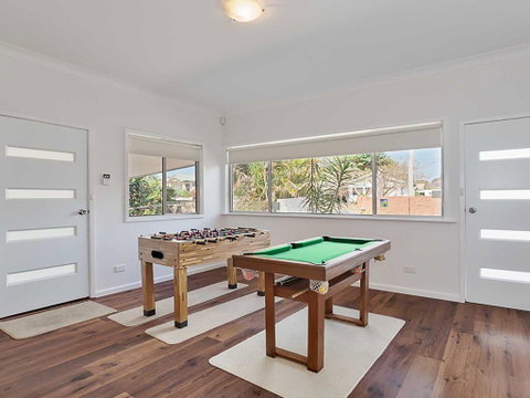 Beached Inn' 93 Foreshore Drive - Spacious Beach Front House - Surfers Gold Coast 1