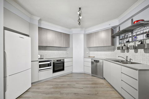 Beachfront Luxury 3 Bedroom In The Heart Of Surfers Paradise - Ocean Views Plus Indoor/outdoor Pool - Surfers Gold Coast 1