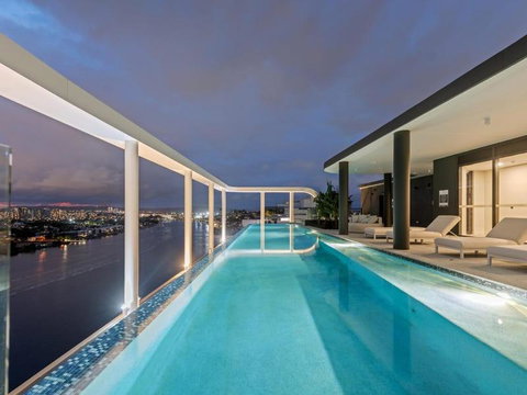 Rivello Apartments - Free Secure Car Park, 6km To City, Ferry Terminal, Eat Street, Rooftop Pool, Sauna, Portside Dinning - Surfers Gold Coast 0