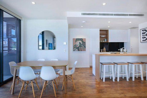 Regatta Hideaway - A Breezy Balcony Residence - Surfers Gold Coast 2