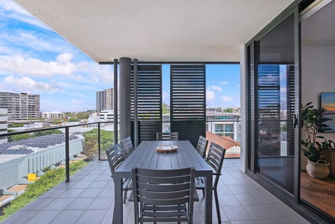 Regatta Hideaway - A Breezy Balcony Residence - Surfers Gold Coast 1