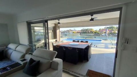 Relax Poolside By The Canal - Surfers Gold Coast 0
