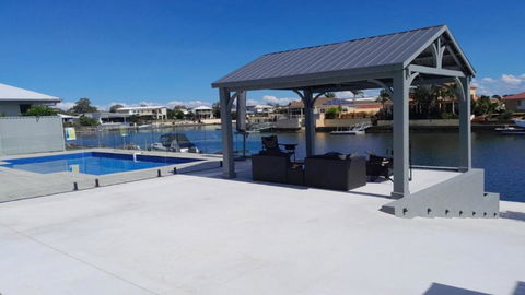Relax Poolside By The Canal - Surfers Gold Coast 1