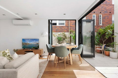 Relaxed Beachside Townhouse - Surfers Gold Coast 1
