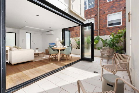 Relaxed Beachside Townhouse - Surfers Gold Coast 2